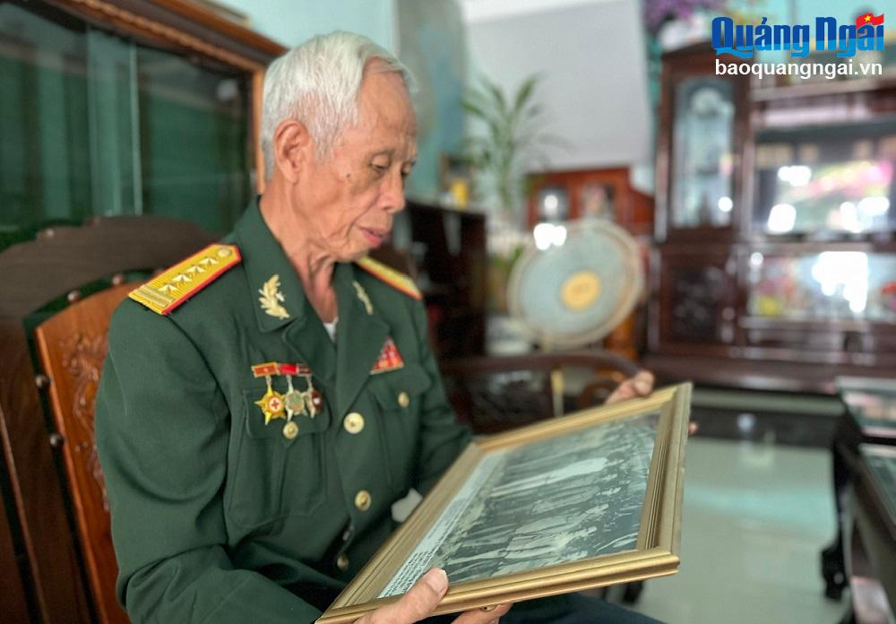 La guerre est terminée depuis 49 ans, mais pour le colonel Phan Long Chau, ancien commissaire politique de l'équipe du district de Duc Pho, commissaire politique du régiment 887, la victoire du 30 avril 1975, lorsque le Sud a été libéré, le pays a été unifié, le pays a été réuni et le Nord et le Sud ont été réunis, est toujours intacte dans sa mémoire héroïque.