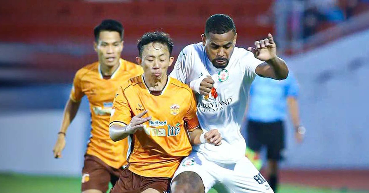 Receiving a red card and a penalty, Hoang Anh Gia Lai Club collapsed in Quy Nhon