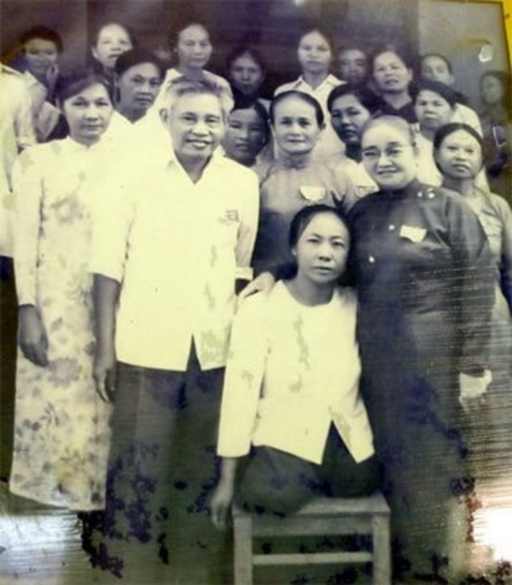 Nguyên Phó Chủ tịch nước - Thiếu tướng Nguyễn Thị Định và đồng đội đến thăm động viên bà Tám Tiệm sau chiến tranh. (Ảnh tư liệu: Báo Bình Thuận)