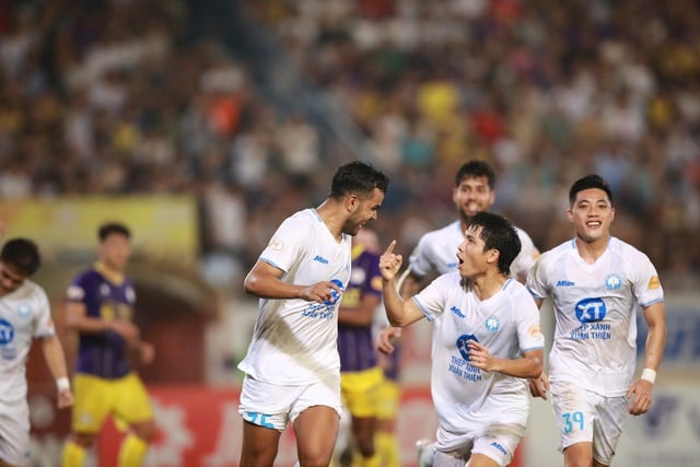 Thắng đẹp Hà Nội, CLB Nam Định tiến gần cúp vô địch V-League - Ảnh 3.