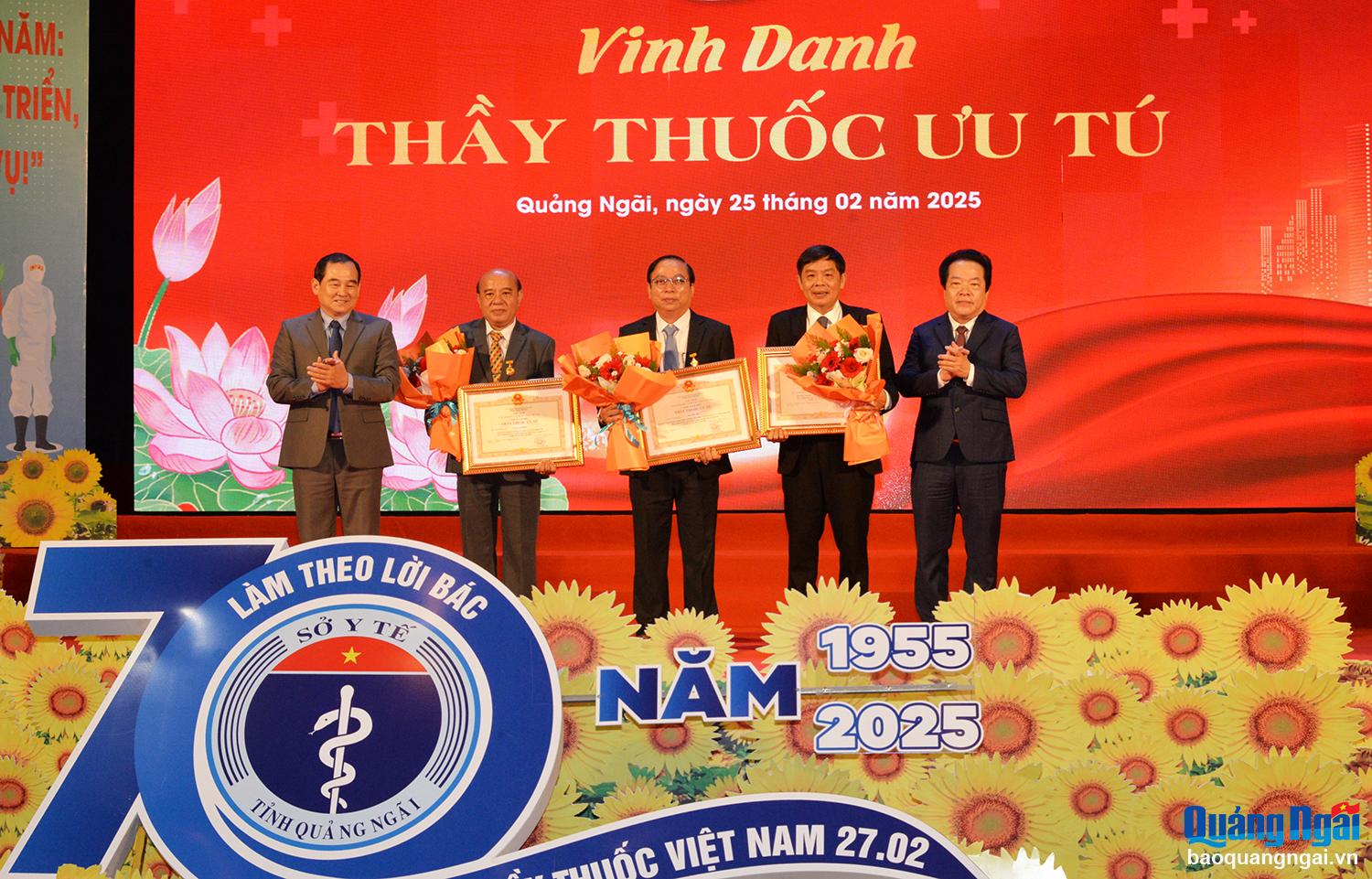 Trois pharmaciens et médecins de la province ont été honorés de recevoir le titre de « Médecin d'excellence » conféré par le Président lors du 70e anniversaire de la Journée des médecins vietnamiens organisé par le ministère de la Santé le 25 février. 