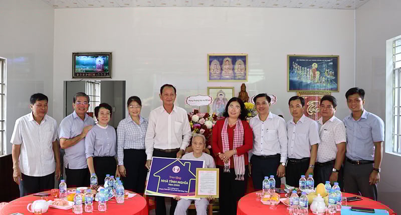 Bàn giao nhà tình nghĩa cho gia đình chính sách