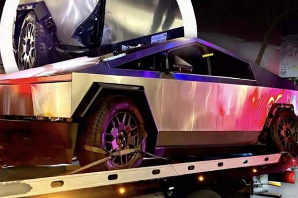 Tesla Cybertruck mua 2,6 tỷ, bán "đồng nát" chỉ 203 triệu đồng