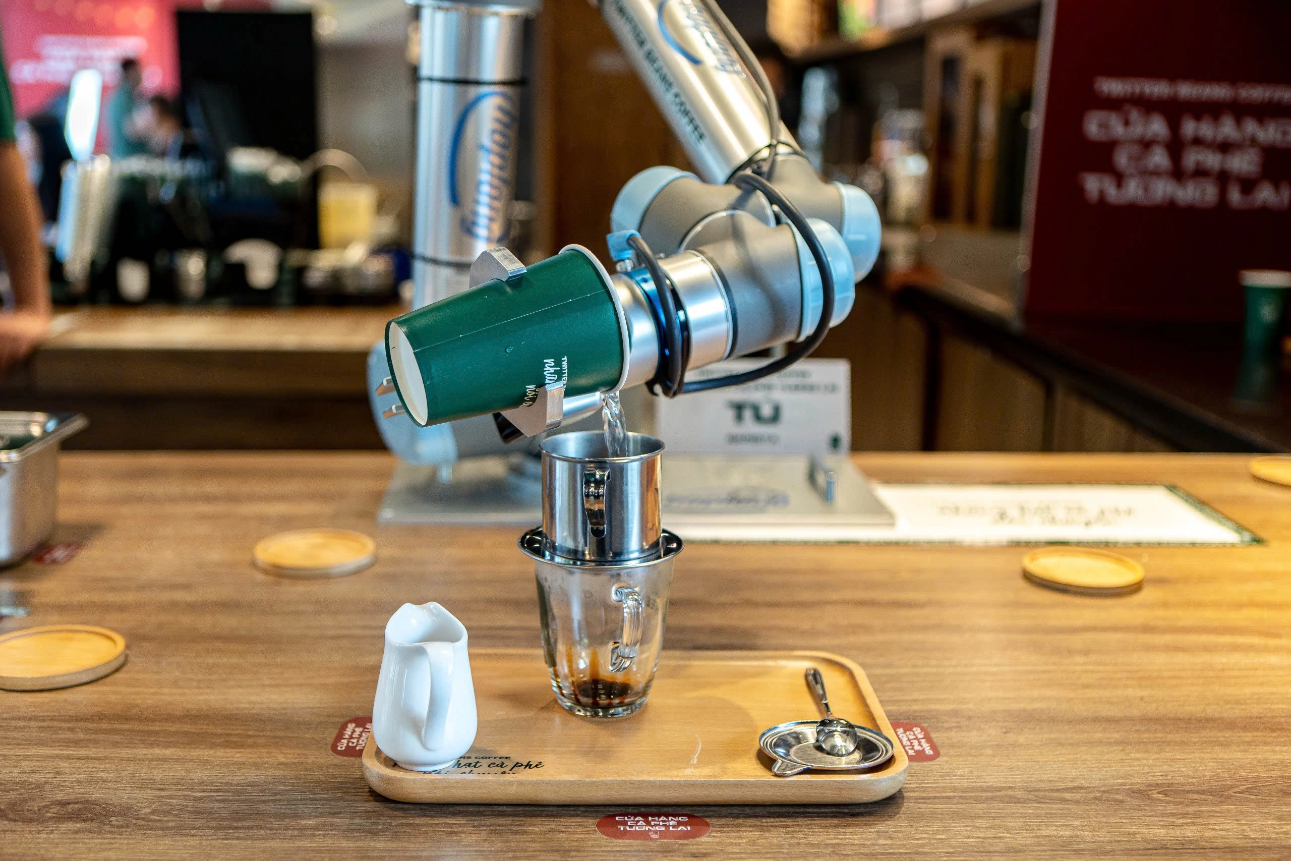 Trải nghiệm mới lạ tại quán cà phê sử dụng robot phục vụ dịp nghỉ Lễ 30/4–1/5
