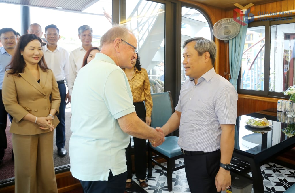 El camarada Vu Dai Thang, miembro del Comité Central del Partido, secretario del Comité Provincial del Partido, jefe de la delegación de la Asamblea Nacional Provincial dio la bienvenida a John Anthony Quelch, ex vicepresidente de la Escuela de Negocios de Harvard, ex presidente de la Escuela de Negocios Herbert de Miami (EE.UU.) para visitar la bahía de Ha Long.