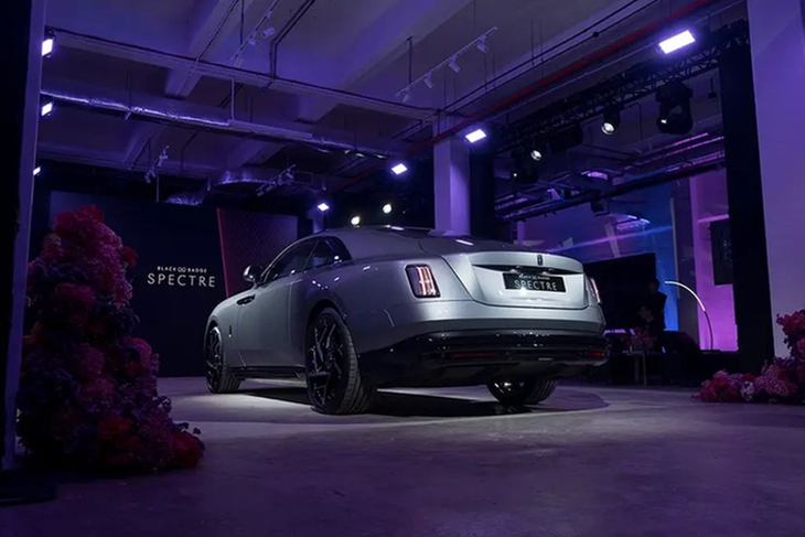 Ngoại hình của Rolls-Royce Black Badge Spectre siêu sang được trau chuốt bằng các chi tiết tối màu đặc trưng. Lưới tản nhiệt viền chrome tối, phối hợp cùng các tùy chọn màu viền nổi bật như tím Tailored Purple, xanh Charles Blue, vàng Forge Yellow hay xanh Turchese giúp chiếc xe vừa uy nghiêm vừa đầy phóng khoáng.