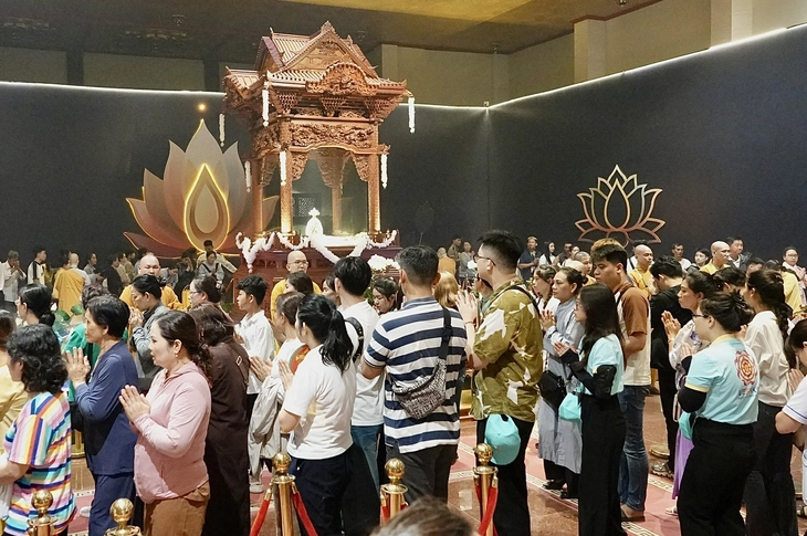 Hàng chục ngàn người dân và Phật tử đến chiêm bái xá lợi Phật - Ảnh 4.