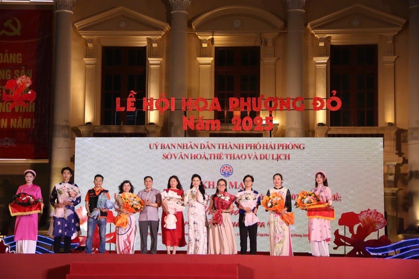 Giám đốc Sở Văn hóa, Thể thao và Du lịch Hải Phòng tặng hoa các đơn vị tham gia Liên hoan.