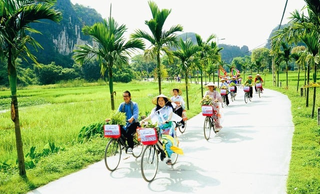 Kỳ nghỉ lễ 30-4 và 1-5, Ninh Bình bội thu với doanh thu hơn 1.000 tỉ đồng - Ảnh 1.