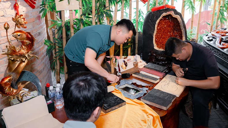 សម្ពោធ​កំណាត់​ឈើ​ផលិត​ឡើង​វិញ​នូវ «​ការ​ឆ្លើយតប​របស់​ព្រះពុទ្ធ​ចំពោះ​ពិភពលោក​» ដើម្បី​អបអរ​ពិធីបុណ្យ​វិសាខបូជា ឆ្នាំ​២០២៥ រូបថត​ទី​២