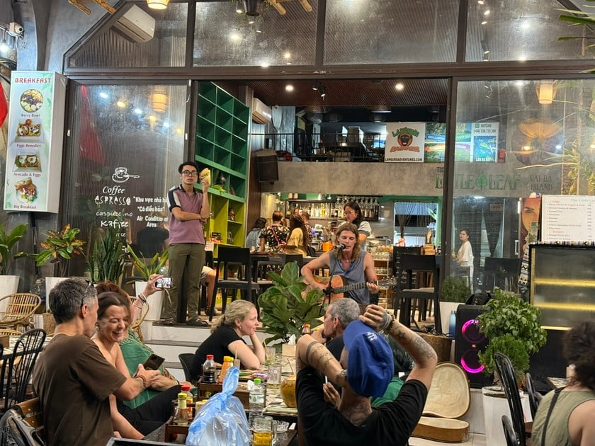 Dịch vụ ăn uống tại Cát Bà phục vụ du khách chu đáo.