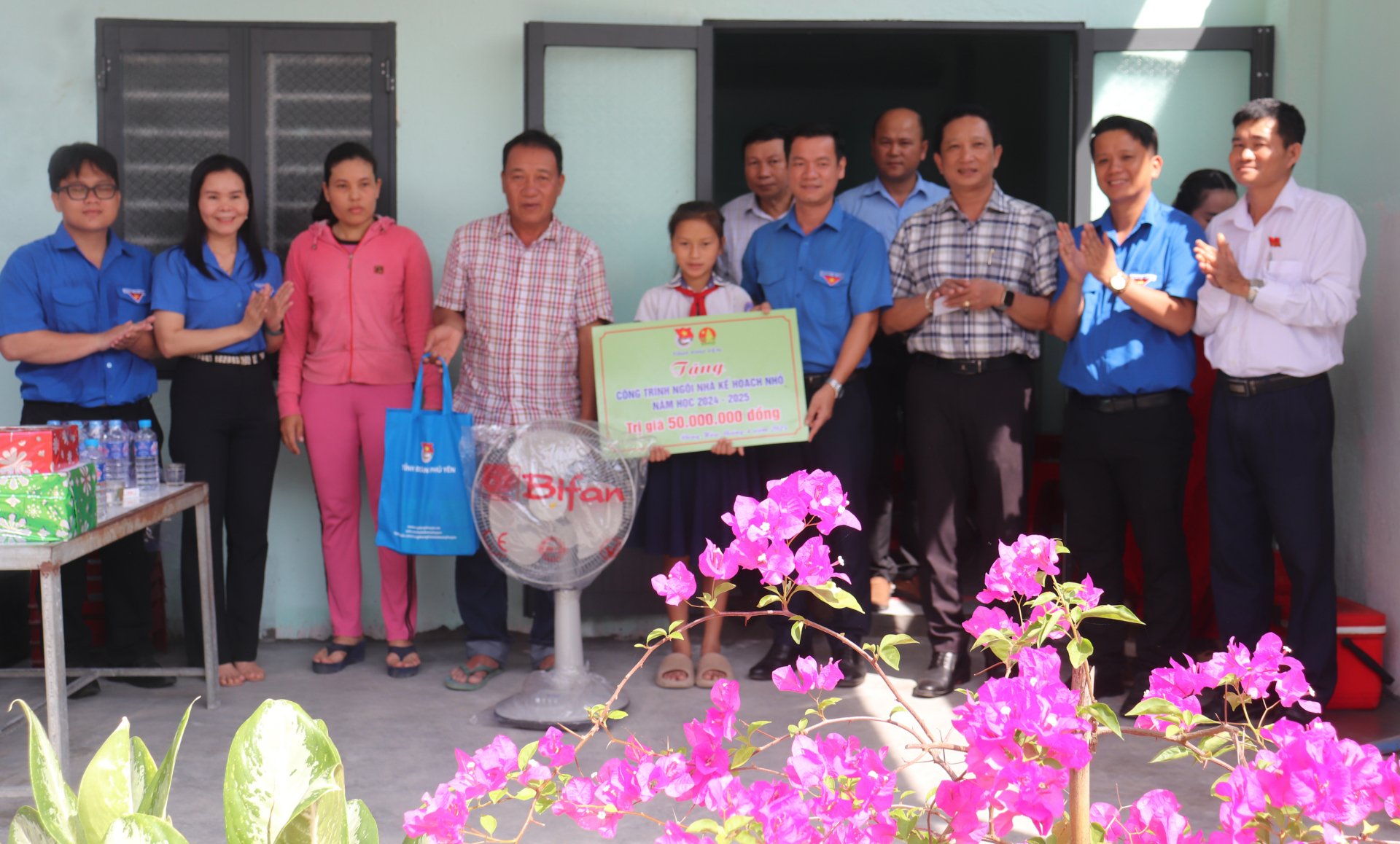 Übergabe des kleinen Planungshauses an Nguyen Thi Thuy Ha