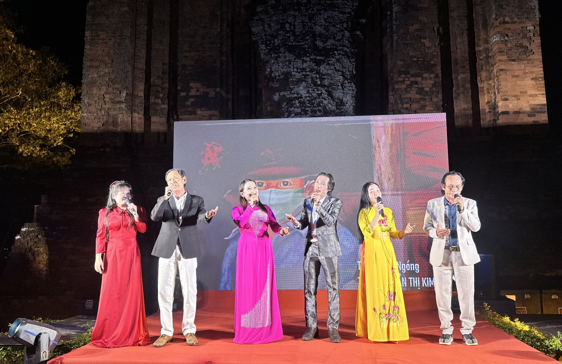 Künstler und Kunsthandwerker singen das Lied „Liebe der Menschen des Landes Nau“. Foto: YEN LAN