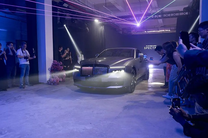Rolls-Royce Black Badge Spectre 2025 mới là mẫu coupe thuần điện đắt giá và cá tính bậc nhất, chính thức được chào bán với mức giá từ 2.438.888 SGD (tương đương hơn 1,85 triệu USD - khoảng 45,1 tỷ đồng).