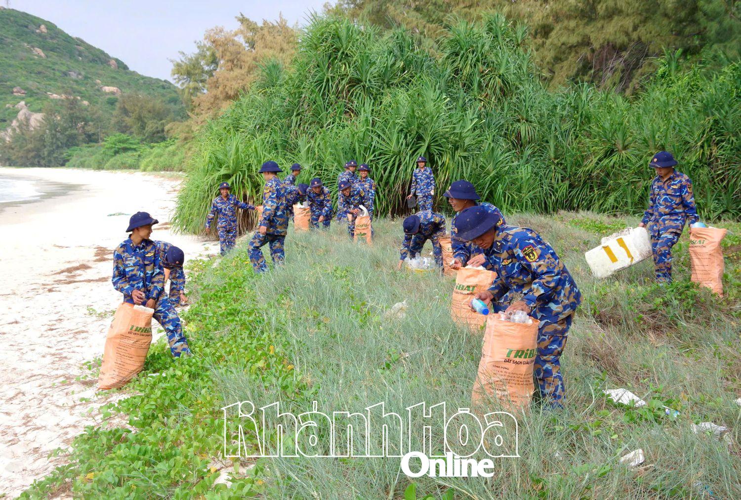 ضباط وجنود اللواء 957 يقومون بتنظيف القمامة على طول الساحل.