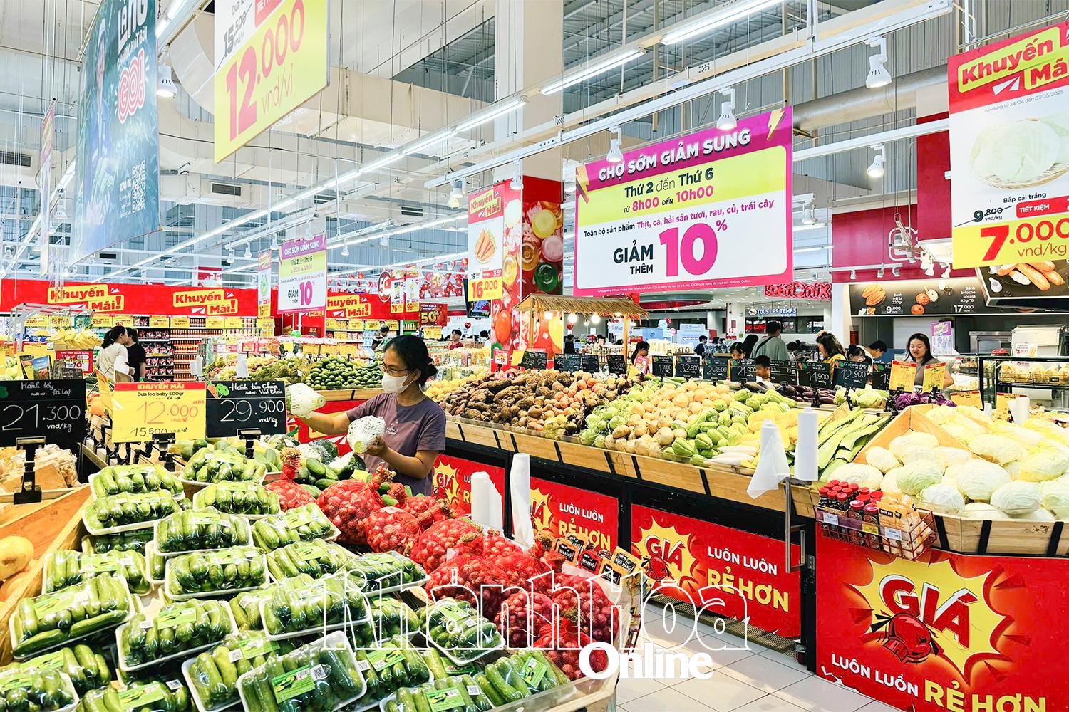 Các mặt hàng củ, quả được các siêu thị chuẩn bị rất dồi dào.
