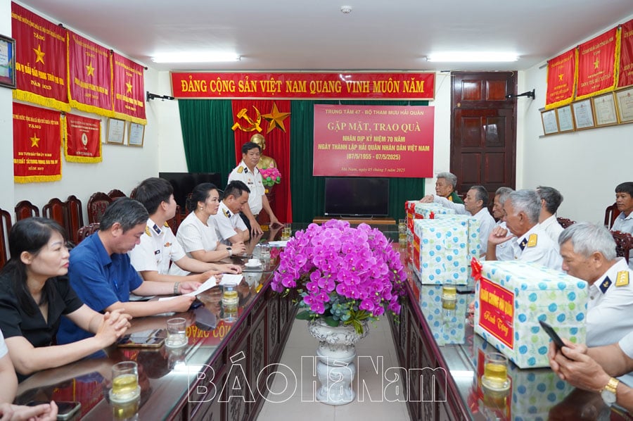 Trao tặng quà của Quân chủng Hải quân cho các gia đình chính sách CCB Hải quân