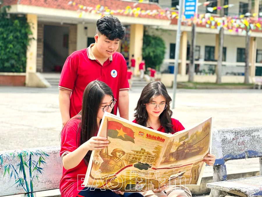 បង្ហាញនូវអាហារបំប៉នពិសេសជិត 1,000 របស់កាសែត Nhan Dan ដល់អ្នកអានខេត្ត Ha Nam