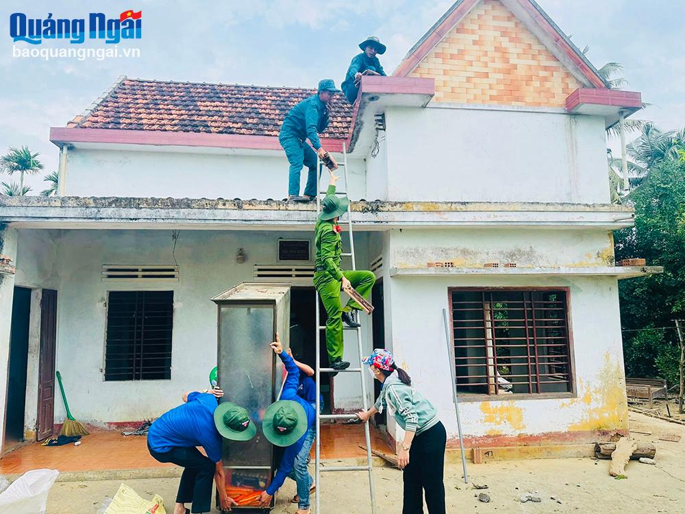 Đoàn viên, thanh niên xã Thắng Lợi (Mộ Đức) tham gia hỗ trợ ngày công sửa chữa nhà ở cho hộ nghèo ở địa phương.
