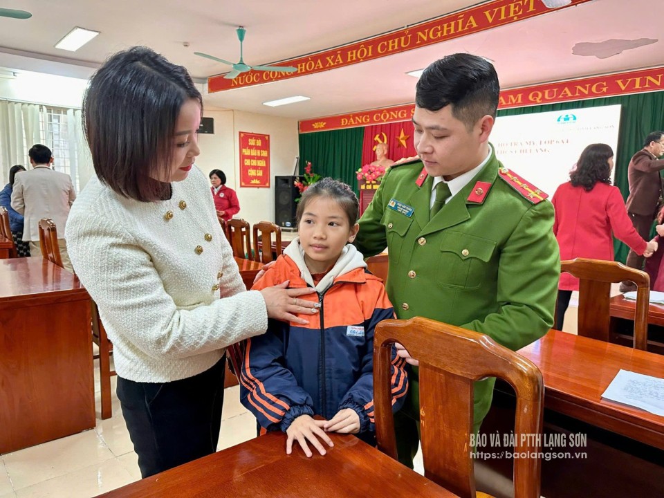 M. Trieu Gia Trong, président du club de la banque du sang vivant de la ville de Lang Son, a offert des cadeaux aux étudiants défavorisés de l'école secondaire Chi Lang de la ville de Lang Son.
