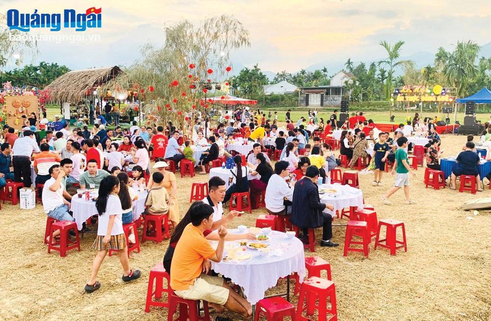The Countryside Cuisine Festival at Binh Thanh Community Tourism Village, Hanh Nhan Commune (Nghia Hanh), attracts a large number of tourists.