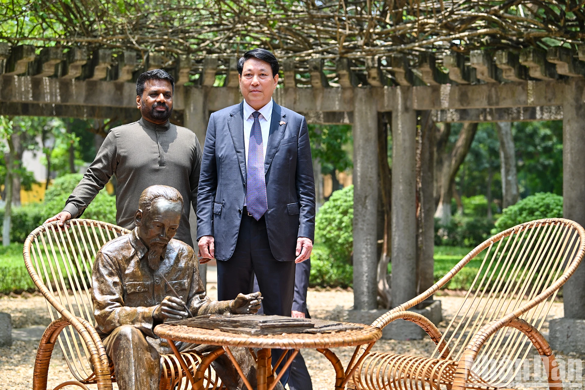 [Ảnh] Chủ tịch nước Lương Cường và Tổng thống Sri Lanka Anura Kumara Dissanayaka thăm Khu di tích Chủ tịch Hồ Chí Minh ảnh 2