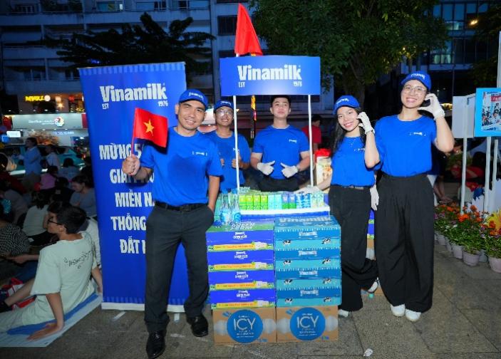 Hơn 150.000 sản phẩm Vinamilk tiếp sức các lực lượng, người dân tham gia Đại lễ Kỷ niệm 50 năm Thống nhất đất nước- Ảnh 4.