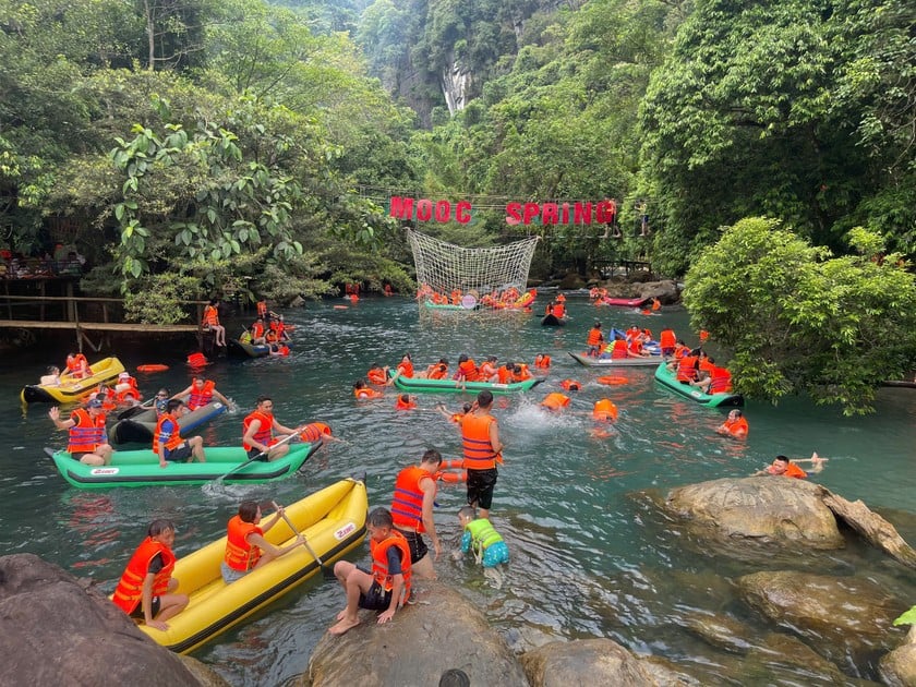 Suối Nước Moọc (thuộc Trung tâm Du lịch Phong Nha-Kẻ Bàng) hút khách trong dịp hè.