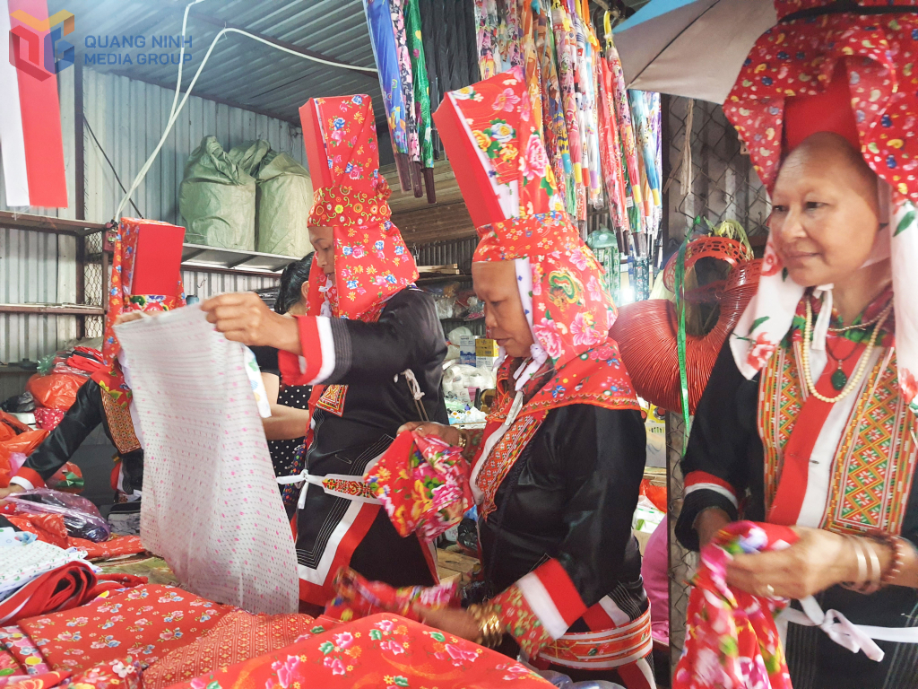 ប្រជាជន Dao នៃខេត្ត Binh Lieu សប្បាយរីករាយនឹងទៅផ្សារបន្ទាប់ពីដំណាំនីមួយៗ។