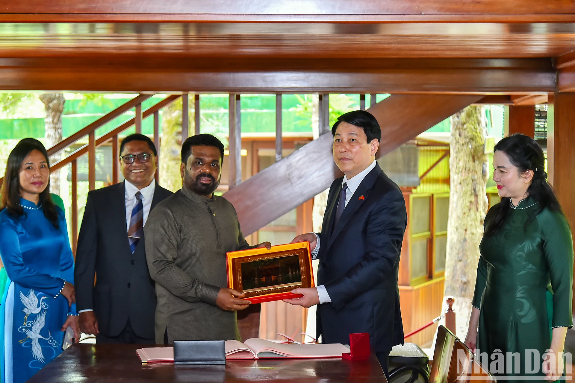 [Ảnh] Chủ tịch nước Lương Cường và Tổng thống Sri Lanka Anura Kumara Dissanayaka thăm Khu di tích Chủ tịch Hồ Chí Minh ảnh 8