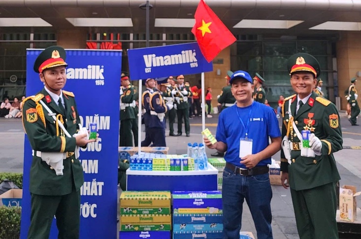 Hơn 150.000 sản phẩm Vinamilk tiếp sức các lực lượng, người dân tham gia Đại lễ Kỷ niệm 50 năm Thống nhất đất nước- Ảnh 1.