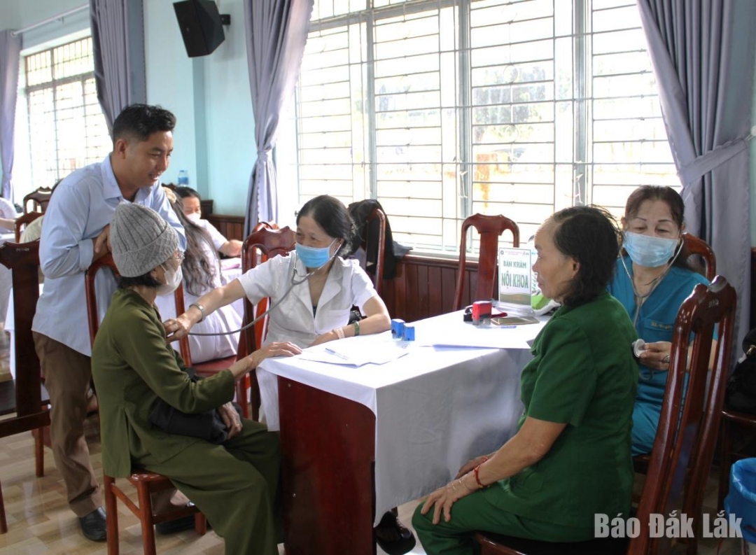 People in difficult circumstances are examined and given free medicine.