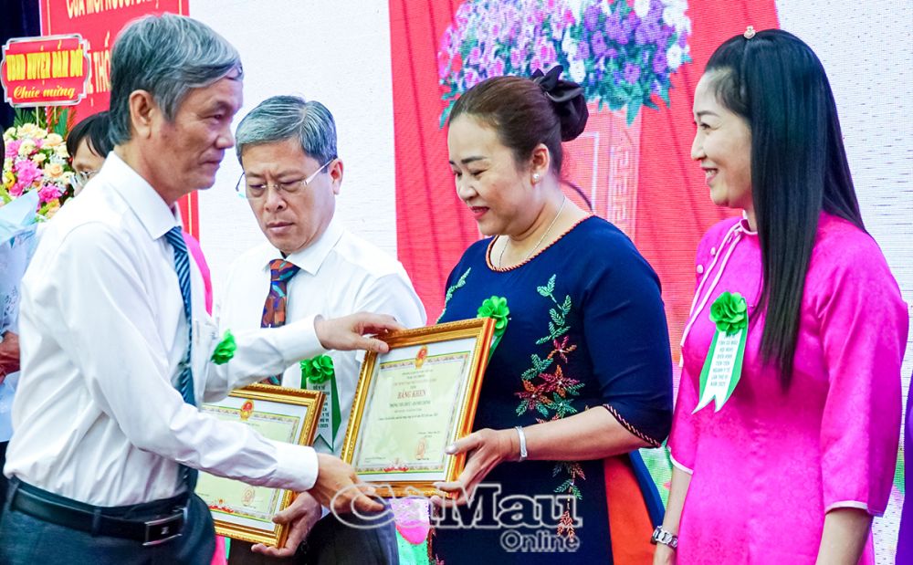 Mr. Tran Quang Khoa, authorized by the Chairman of the Provincial People's Committee, awarded certificates of merit to individuals with outstanding achievements in performing their tasks from 2023-2024.