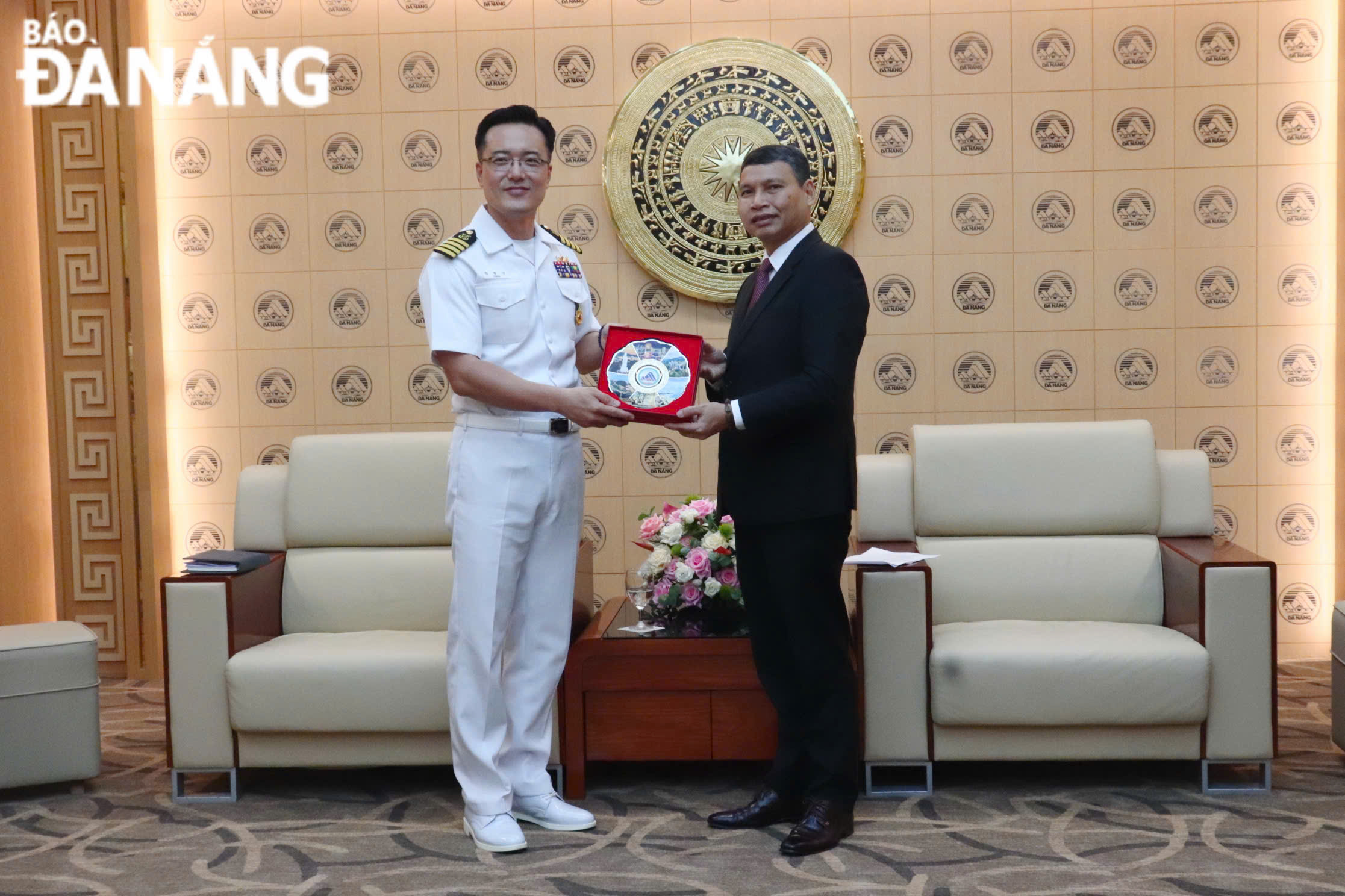 អនុប្រធានអចិន្ត្រៃយ៍គណៈកម្មាធិការប្រជាជនទីក្រុង លោក Ho Ky Minh បានប្រគល់វត្ថុអនុស្សាវរីយ៍ជូនលោកវរសេនីយ៍ឯក Kwon Yong Gu មេបញ្ជាការនាវាពិឃាត Kang Gam Chang ។ រូបថត៖ KhanH NGAN