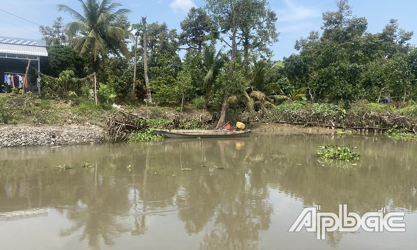 លំហូរ​ផ្លាស់​ប្តូរ​បាន​បណ្តាល​ឱ្យ​មានការ​បាក់​ដី​ជា​ច្រើន​កន្លែង ដោយ​មានការ​បាក់​ដី​ជាច្រើន​កន្លែង​ក្នុង​ជម្រៅ​ជិត​៥​ម៉ែត្រ ។
