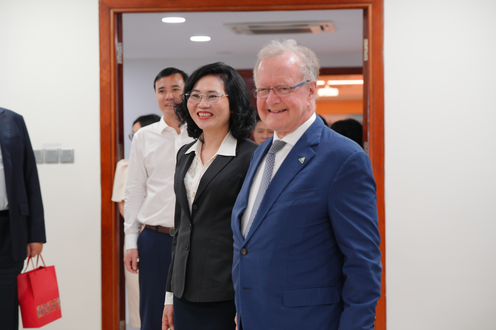 Hai chuyên gia quốc tế hàng đầu đến thăm và làm việc tại Thời báo Ngân hàng