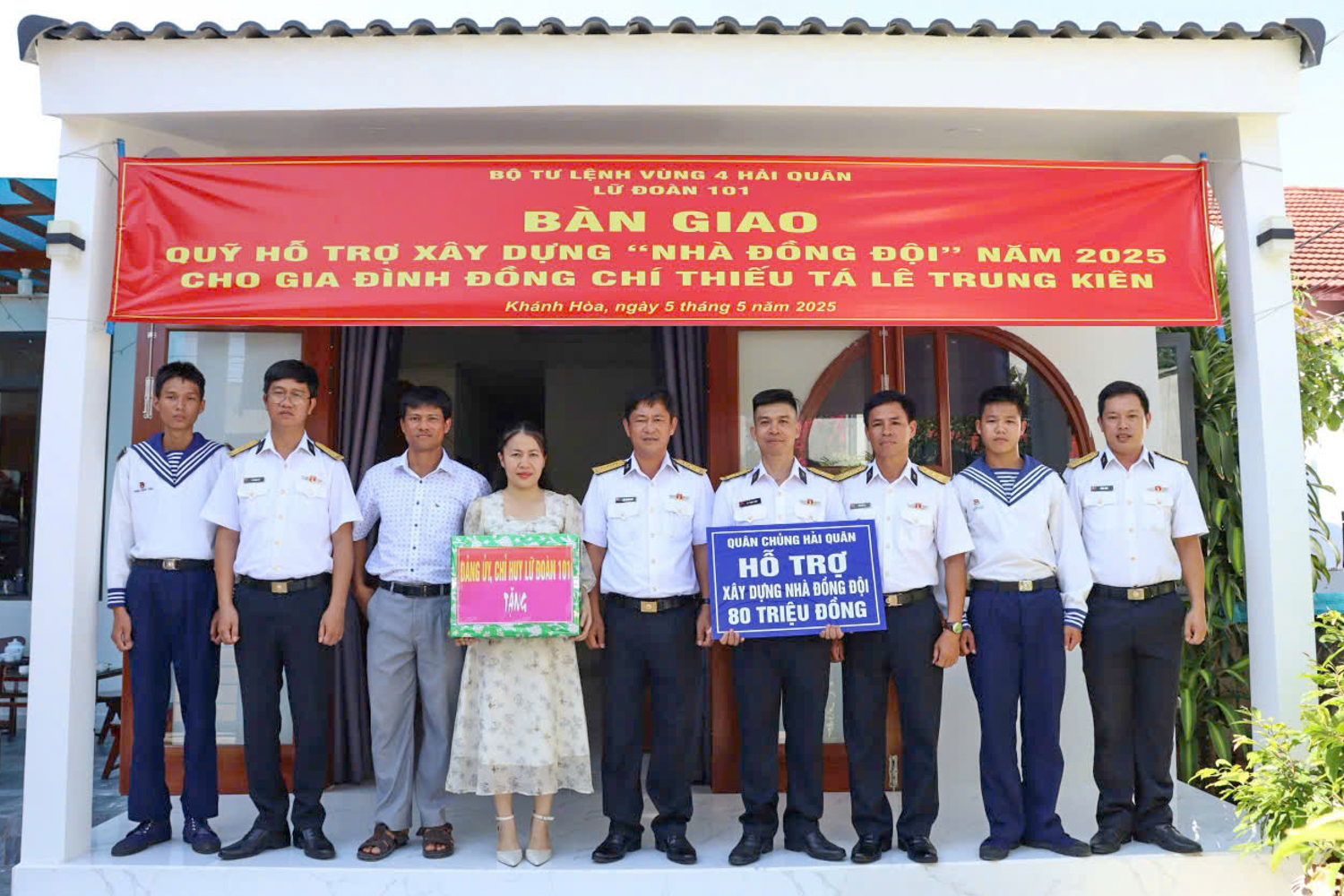 មេបញ្ជាការកងពលតូចលេខ១០១ រួមជាមួយនឹងនាយទាហាន ទាហាន និងតំណាងមូលដ្ឋាន បានប្រគល់និមិត្តសញ្ញាគាំទ្រដល់គ្រួសាររបស់ឧត្តមសេនីយ៍ទោ Le Trung Kien។
