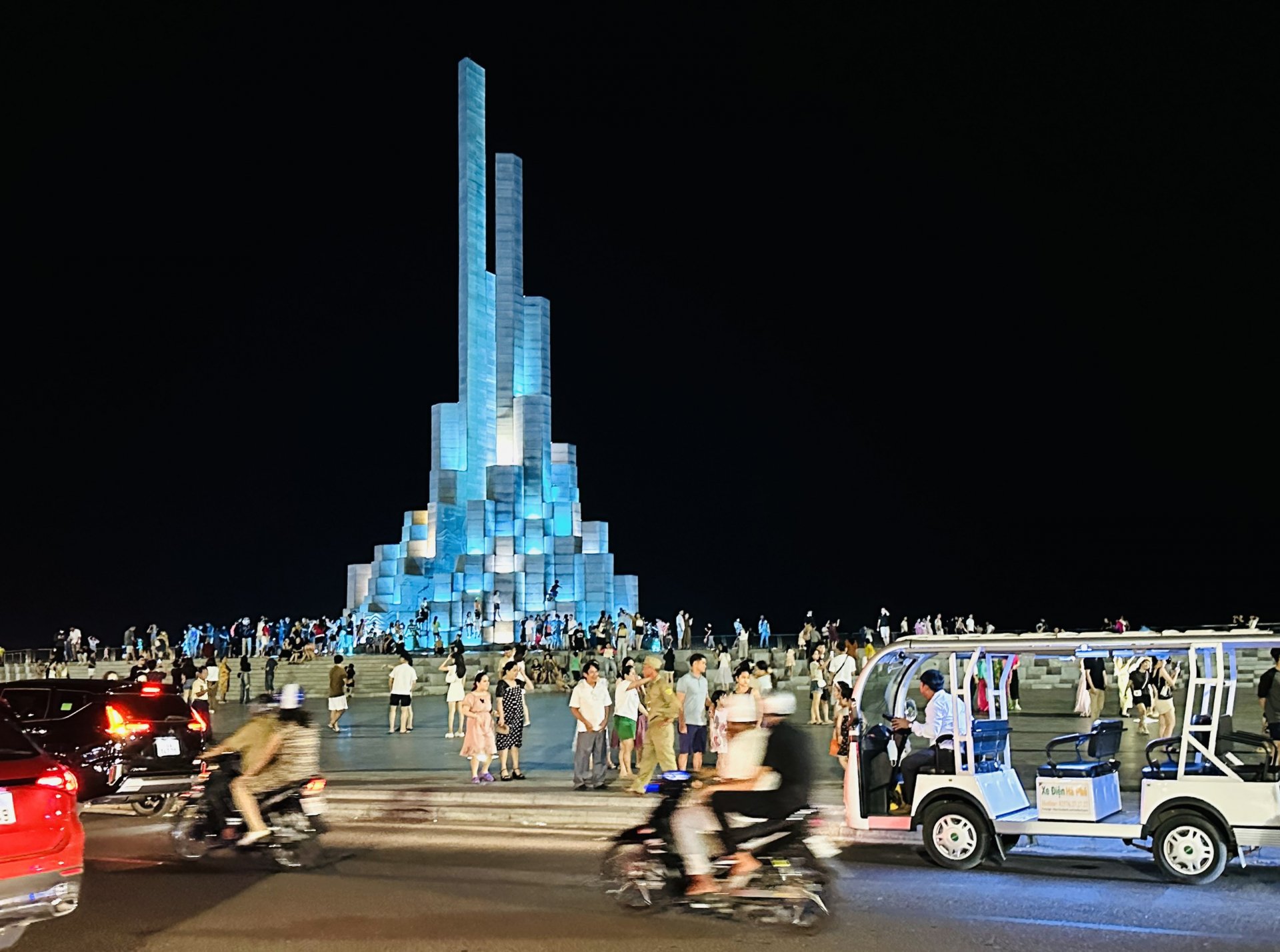 Nghinh Phong Tower Square is always crowded with visitors checking in at all times of the day, during the recent holiday. Photo: TRAN QUOI