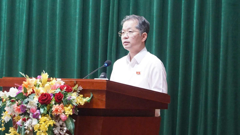 El Sr. Nguyen Van Quang, secretario del Comité del Partido de la ciudad de Da Nang, respondió a las opiniones de los votantes. Foto: XUAN QUYNH