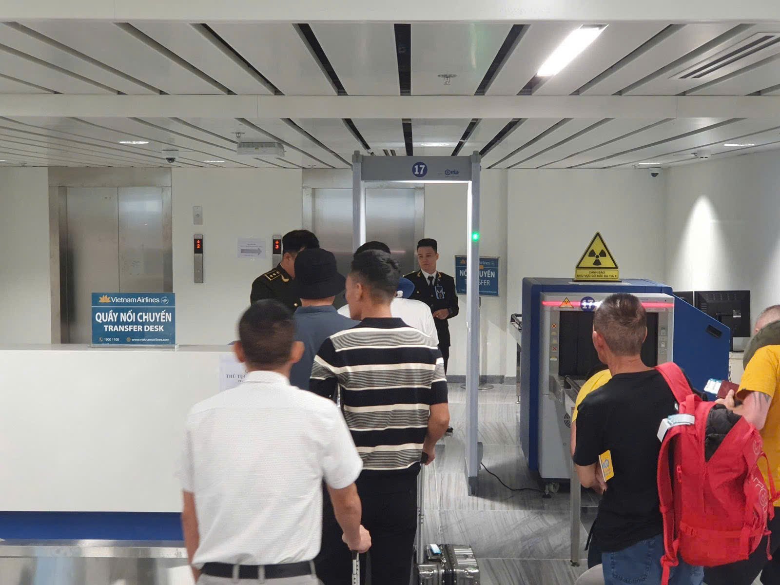 Tân Sơn Nhất có xe trung chuyển miễn phí cho khách nối chuyến từ nhà ga T3- Ảnh 3.