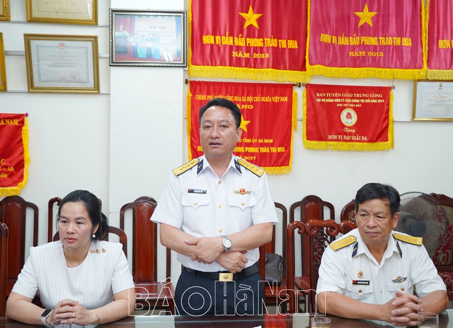 ប្រគល់អំណោយរបស់កងទ័ពជើងទឹកដល់គ្រួសារអតីតយុទ្ធជនកងទ័ពជើងទឹក។