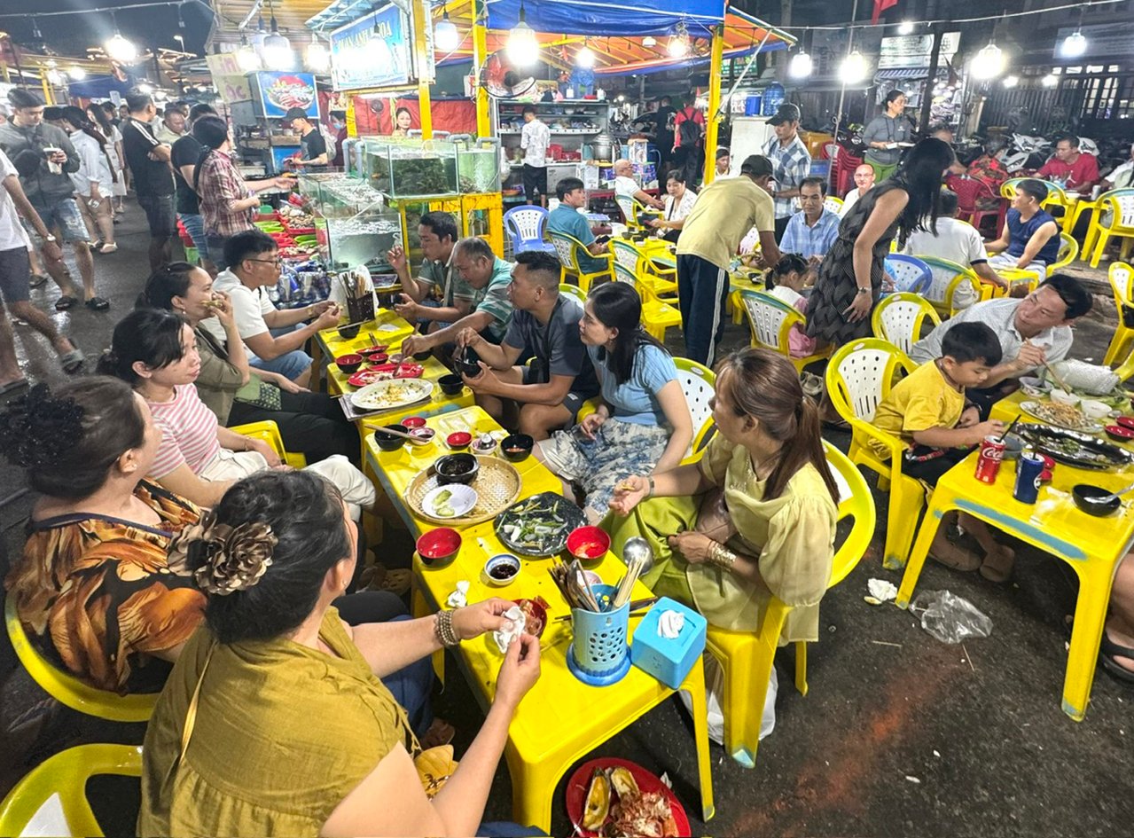 Chợ đêm Côn Đảo đông khách ăn uống trong kỳ nghỉ lễ 30/4.