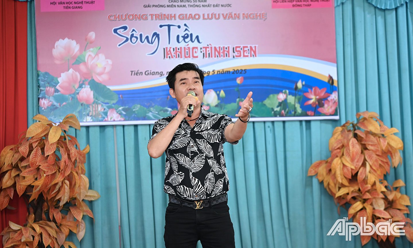 Singer Cao Huy The performs the song 