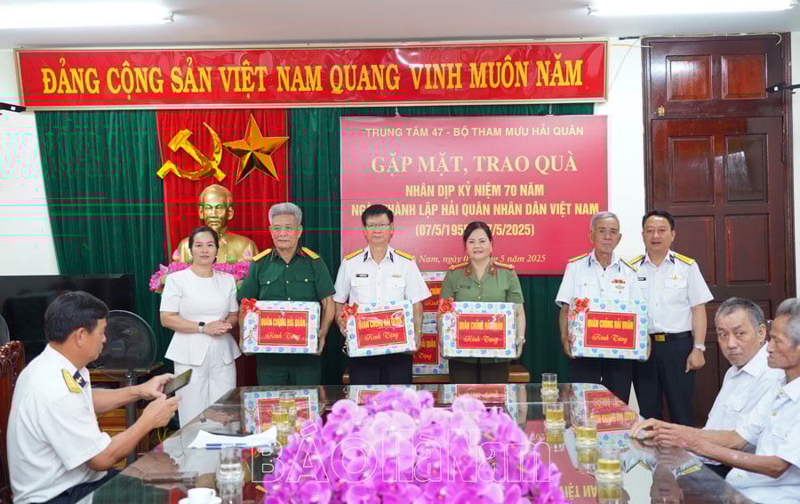 ប្រគល់អំណោយរបស់កងទ័ពជើងទឹកដល់គ្រួសារអតីតយុទ្ធជនកងទ័ពជើងទឹក។