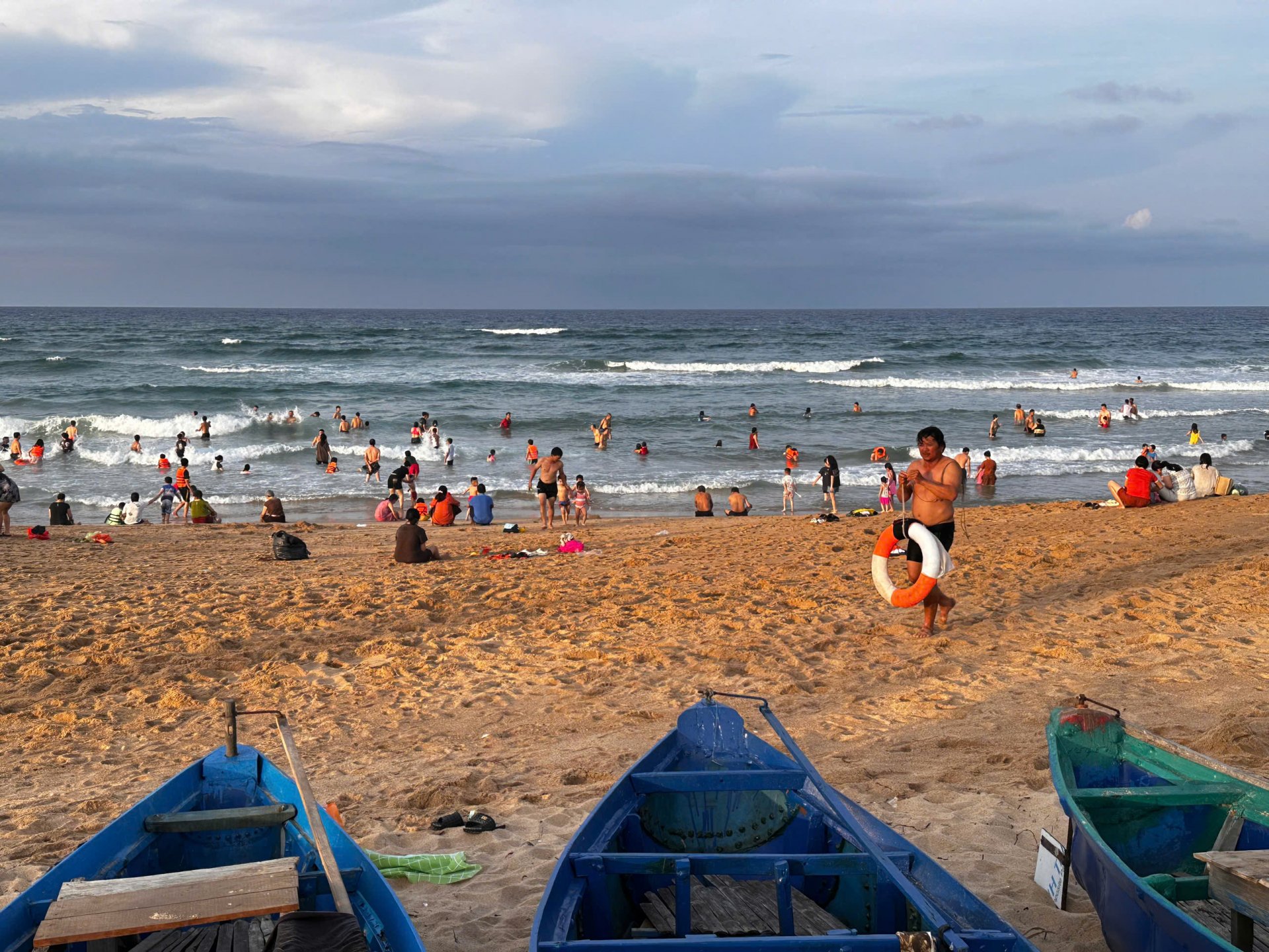 Many tourists from the Central Highlands provinces swim at Tuy Hoa beach during the holidays. Photo: TRAN QUOI