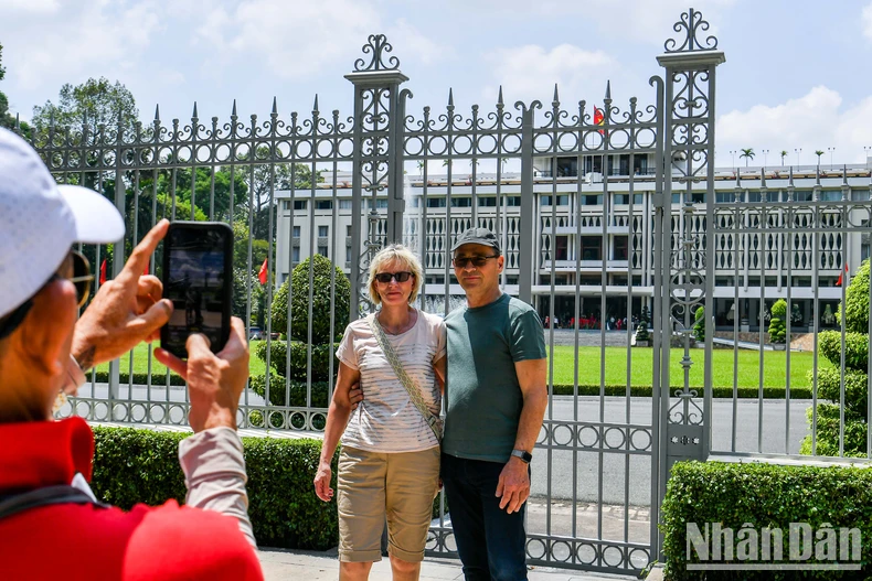 April 30 - May 1 holiday: Cultural and historical tours attract a large number of visitors photo 1