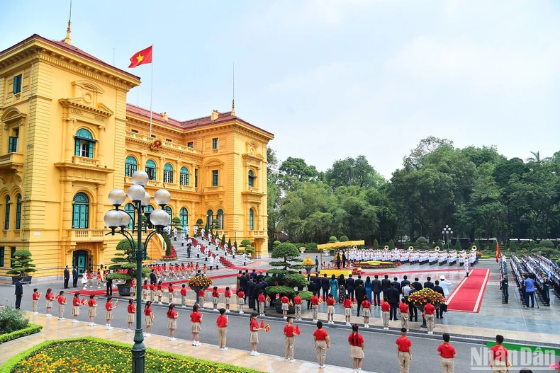 ប្រធានរដ្ឋ Luong Cuong អញ្ជើញជាអធិបតីក្នុងពិធីទទួលបដិសណ្ឋារកិច្ចថ្នាក់រដ្ឋរបស់ប្រធានាធិបតីស្រីលង្កា Anura Kumara Dissanayaka រូបថត 2