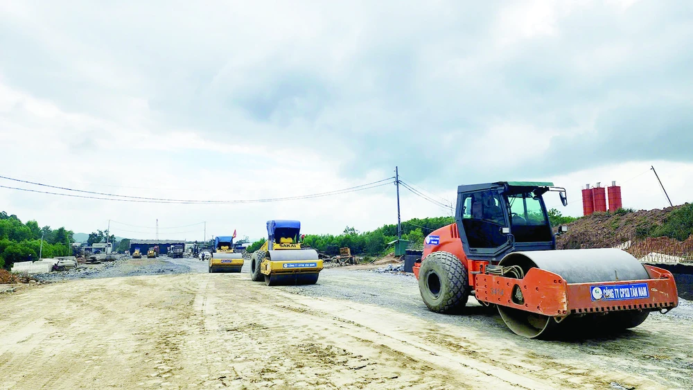 Dak Lak is speeding up the construction progress of component project 3, the Khanh Hoa - Buon Ma Thuot expressway. Photo: MAI CUONG