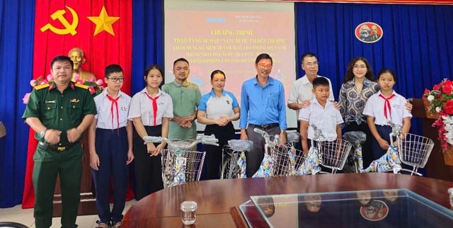 Văn phòng Báo Thanh Niên tặng xe đạp cho học sinh Côn Đảo Nâng Cao giáo dục - Ảnh 1.