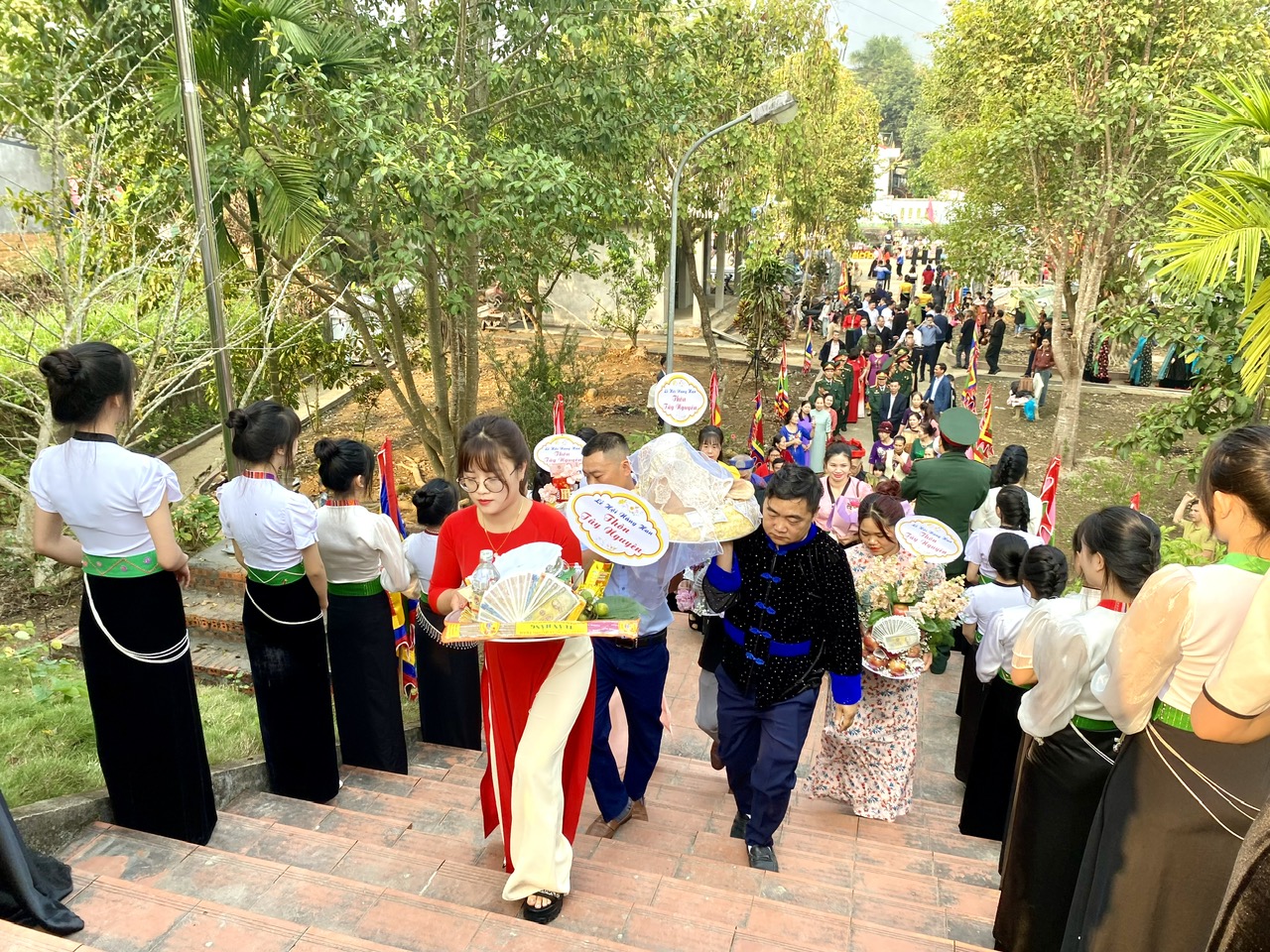 Các thôn về dâng hương trong lễ hội Nàng Han xã Mường So năm 2025. 